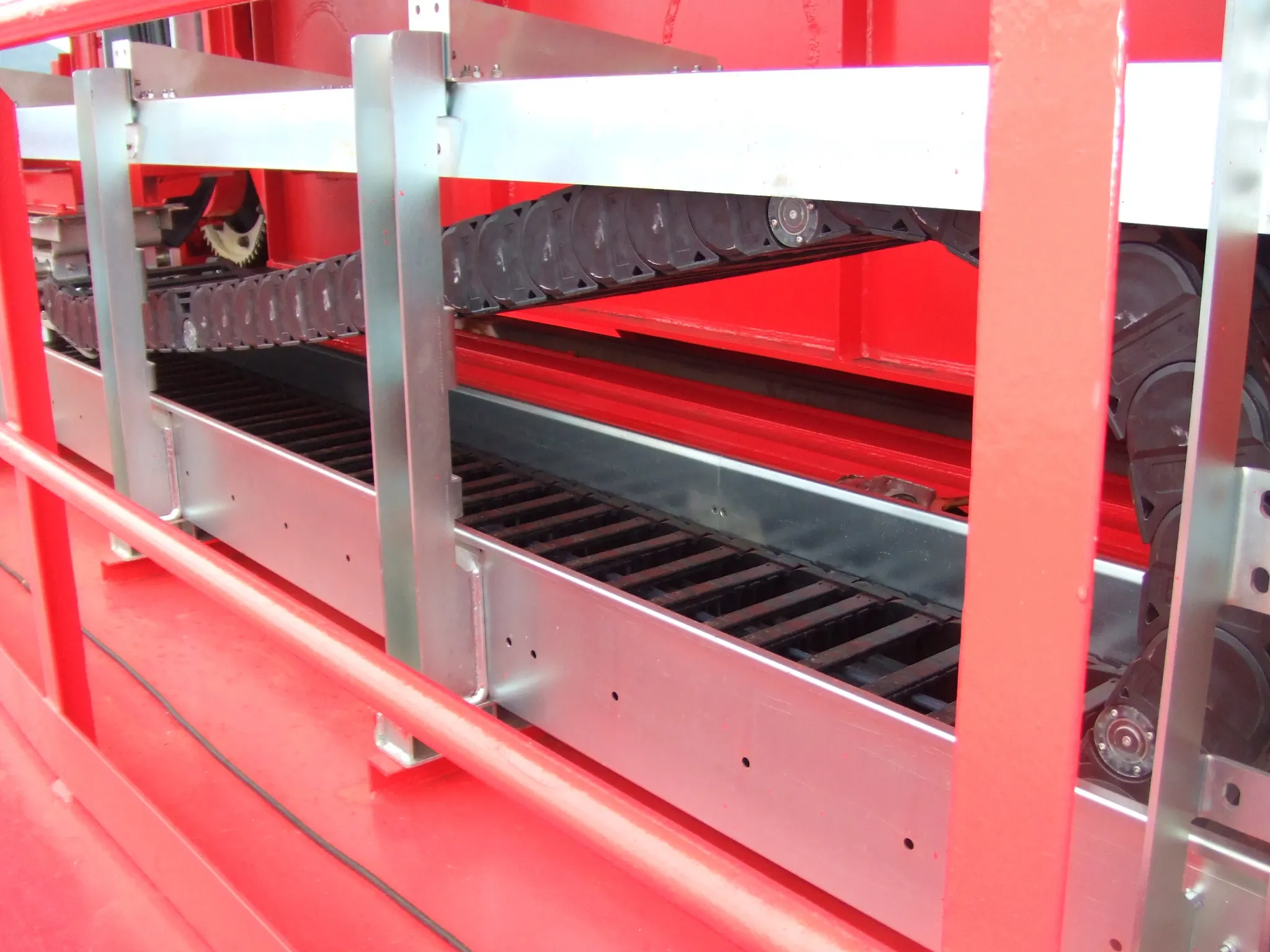 Grúa de astillero Goliath con una cadena portacables con ruedas