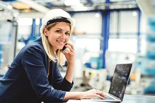 Konstrukteurin eines Landmaschinenhersteller mit igusGO