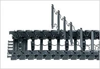 una banda elástica une barras transversales y separadores en la cadena de energía