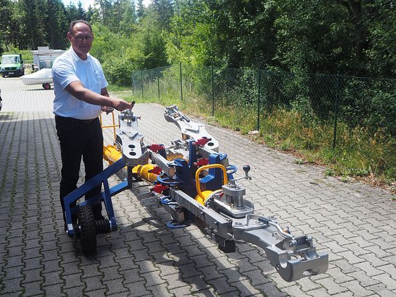 The CEO of Quickloading Armin Van der Lelij with the "Swiss knife" of aircraft tow bars, the Quick Towbar Changer