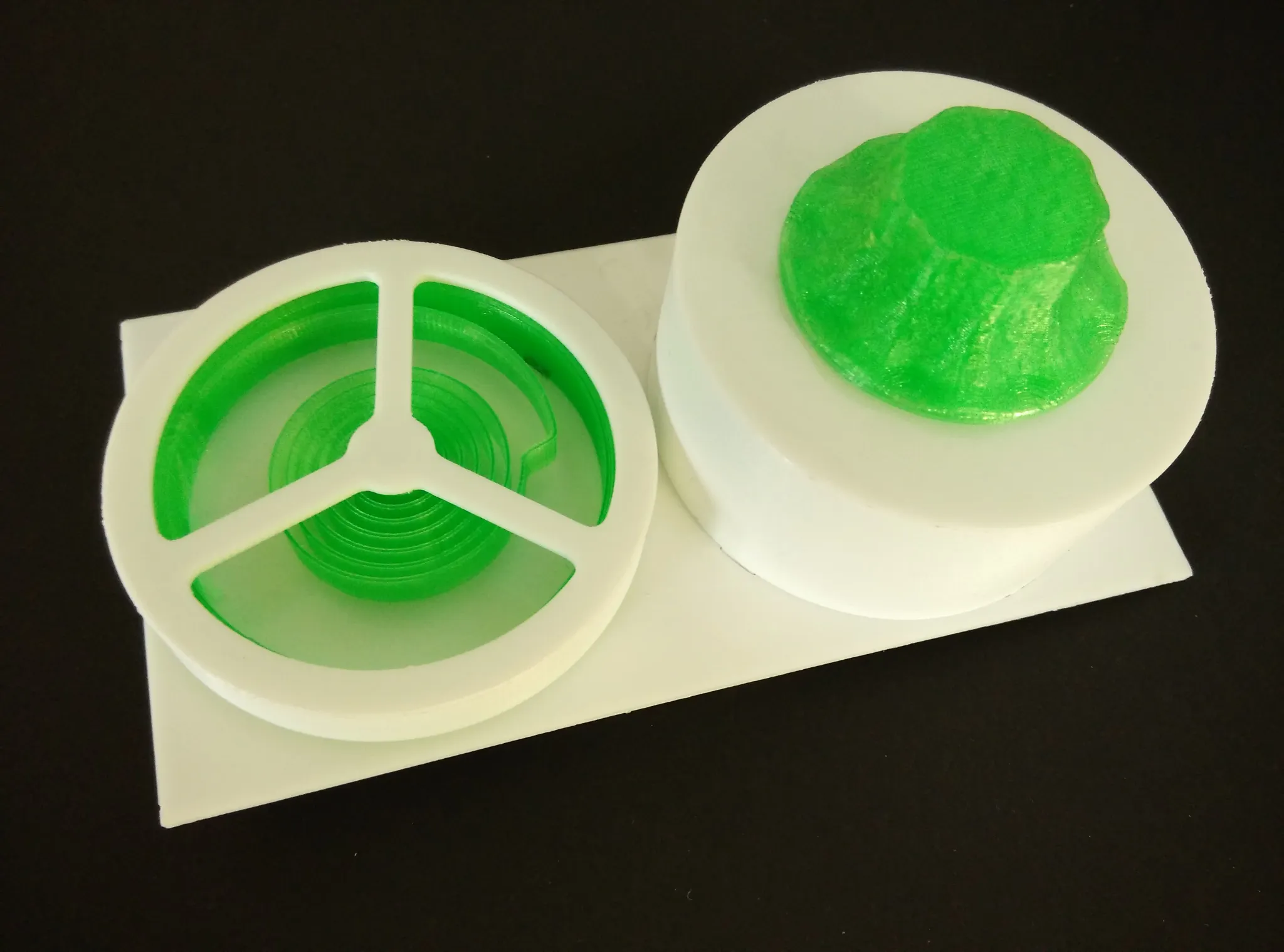 O relógio mecânico pela frente: a energia é armazenada no mecanismo de corda