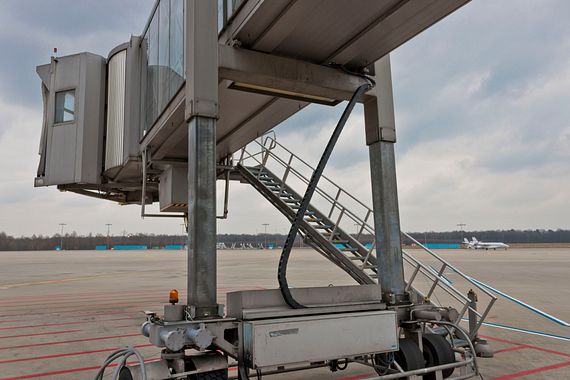Manga de embarque de passageiros com calha articulada em ziguezague no aeroporto de Colónia/Bonn