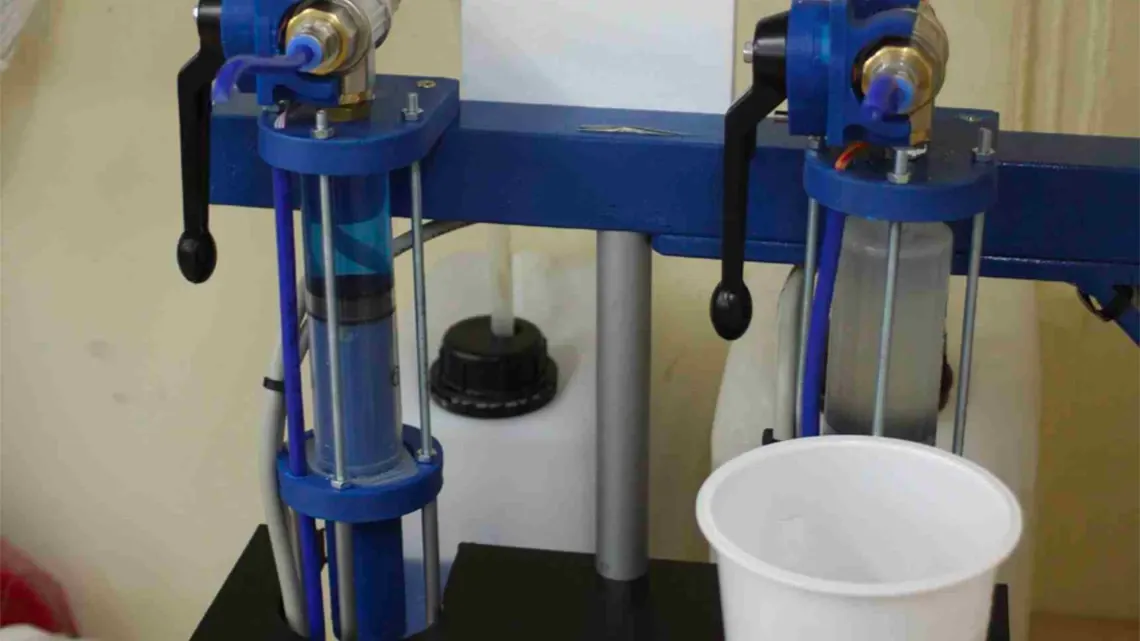 Microcomputergestuurd harsdoseersysteem gemaakt door de 3D-printer