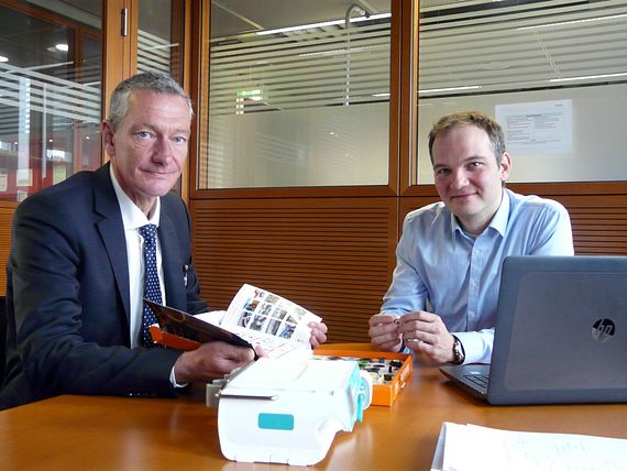 Dr. Dirk Aljets, Lead Engineer Infusionspumpen der B. Braun Melsungen AG (rechts). Links im Bild: Ulf Hottung, Branchenmanager Medizintechnik, igus GmbH.