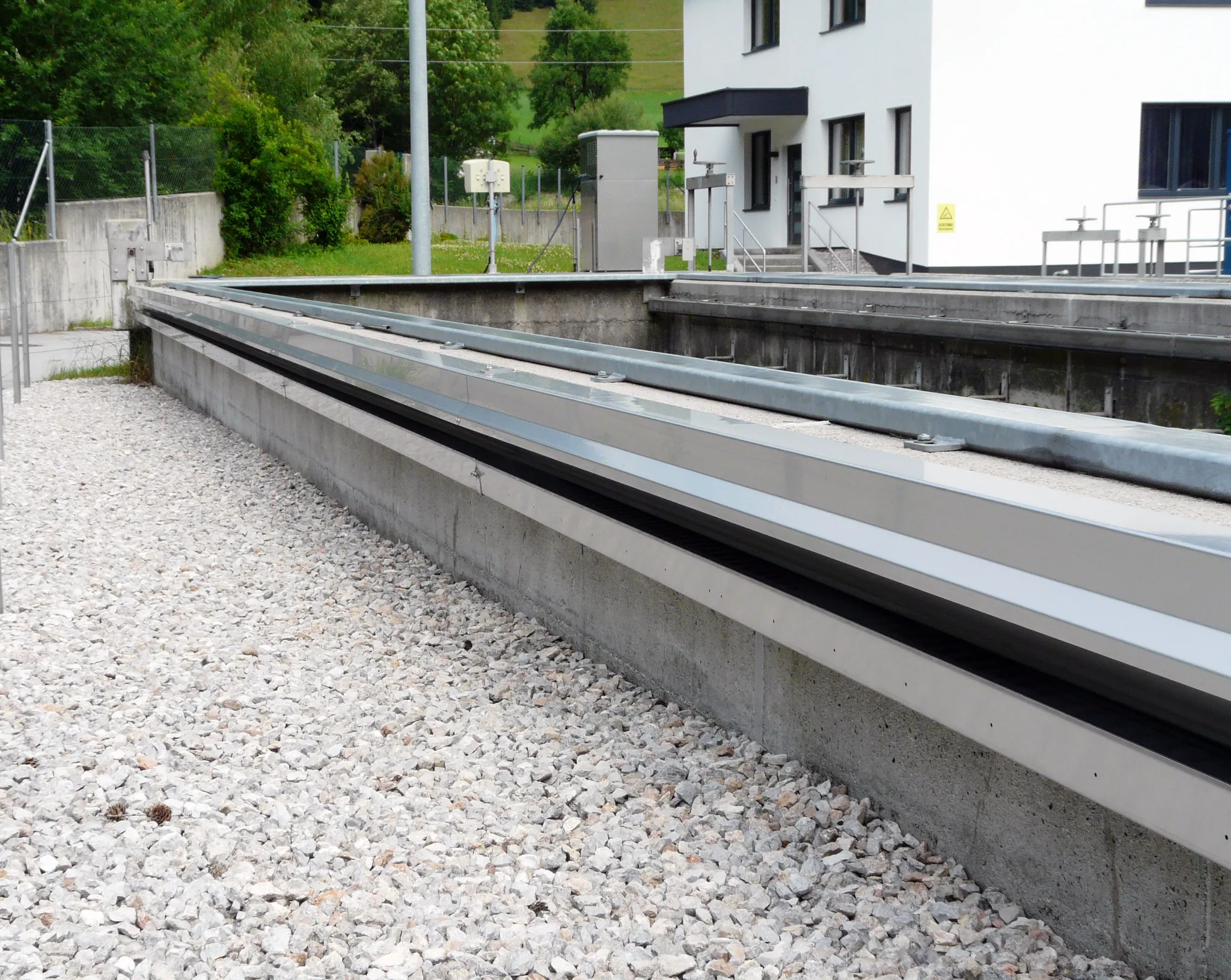 Na de positieve ervaring met de gruistank werd ook de 46,5 meter lange secundaire klaringsinstallatie uitgerust met het energietoevoersysteem.