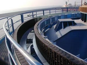 Cable carrier rotary motion on a harbor crane