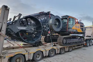 Bagger mit Flaschenzugmodul in Transportstellung