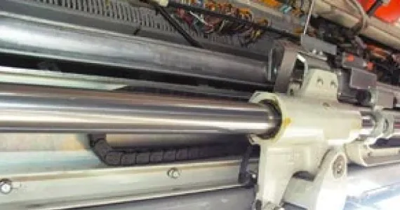 Extremely cramped installation conditions: the cable carrier and enclosed control cable for narrow bending radii encounter no problems despite around 50,000 opening/closing operations every year