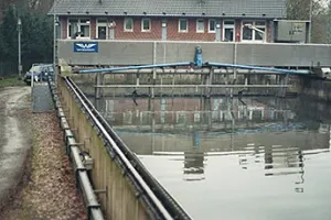 Längsgående skrapa i den sekundära klarningsmekanismen