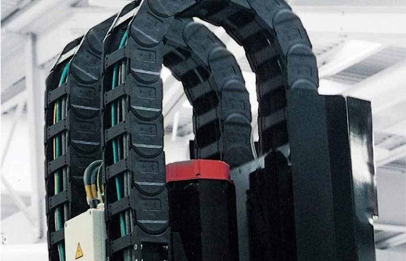 E4/4 energy chain system for Vertical Hanging | igus®