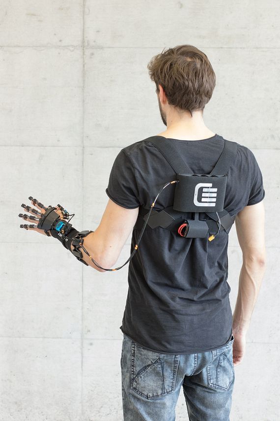 Motor-controlled hand exoskeleton