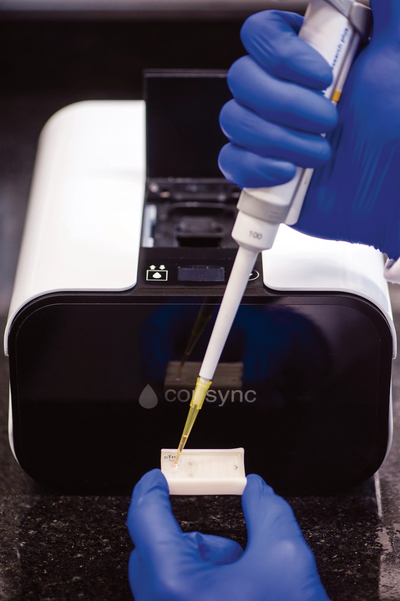 L'échantillon sanguin est prélevé sur le patient et placé dans l'appareil.