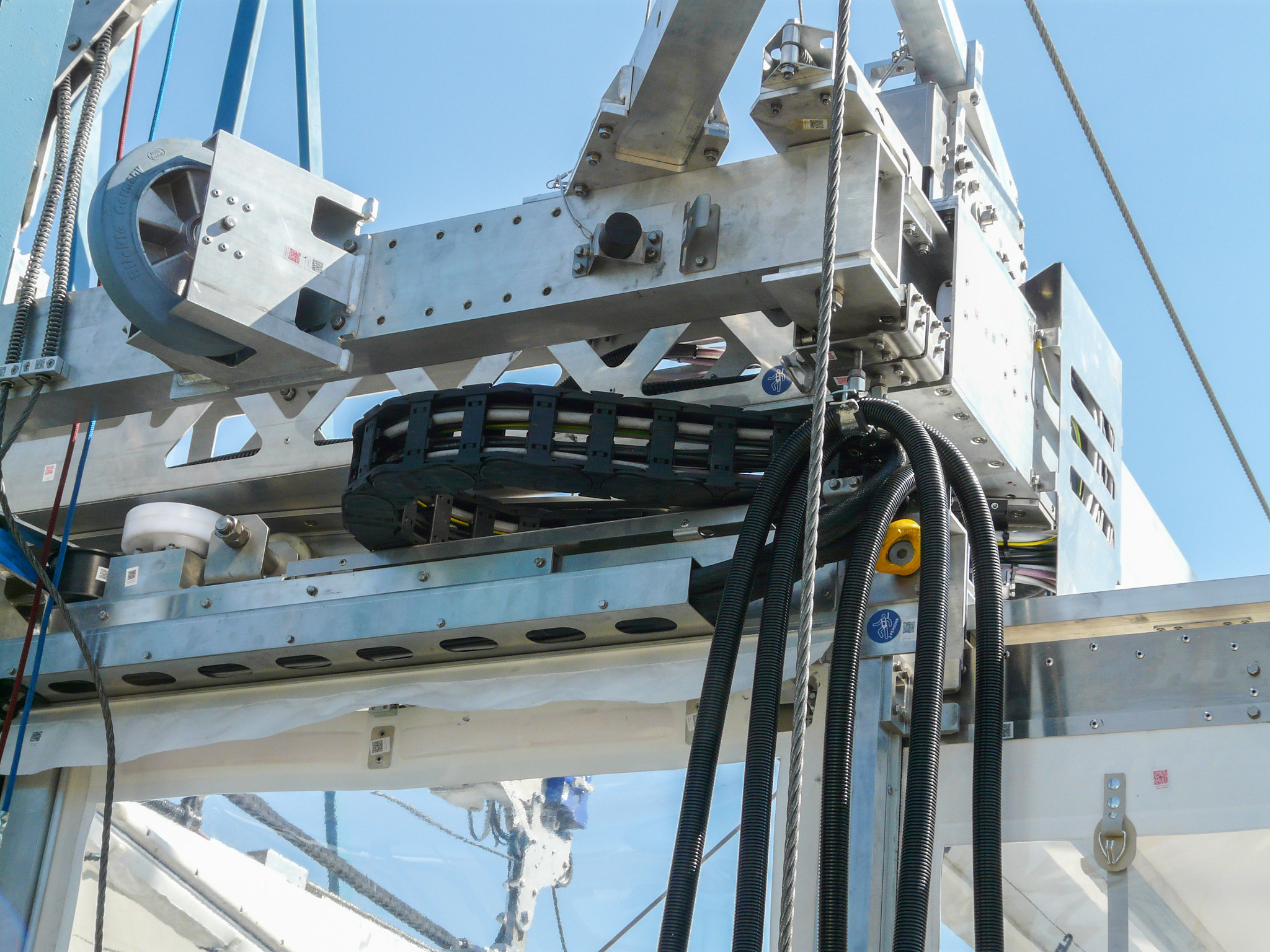 Maintenance platform for wind turbines