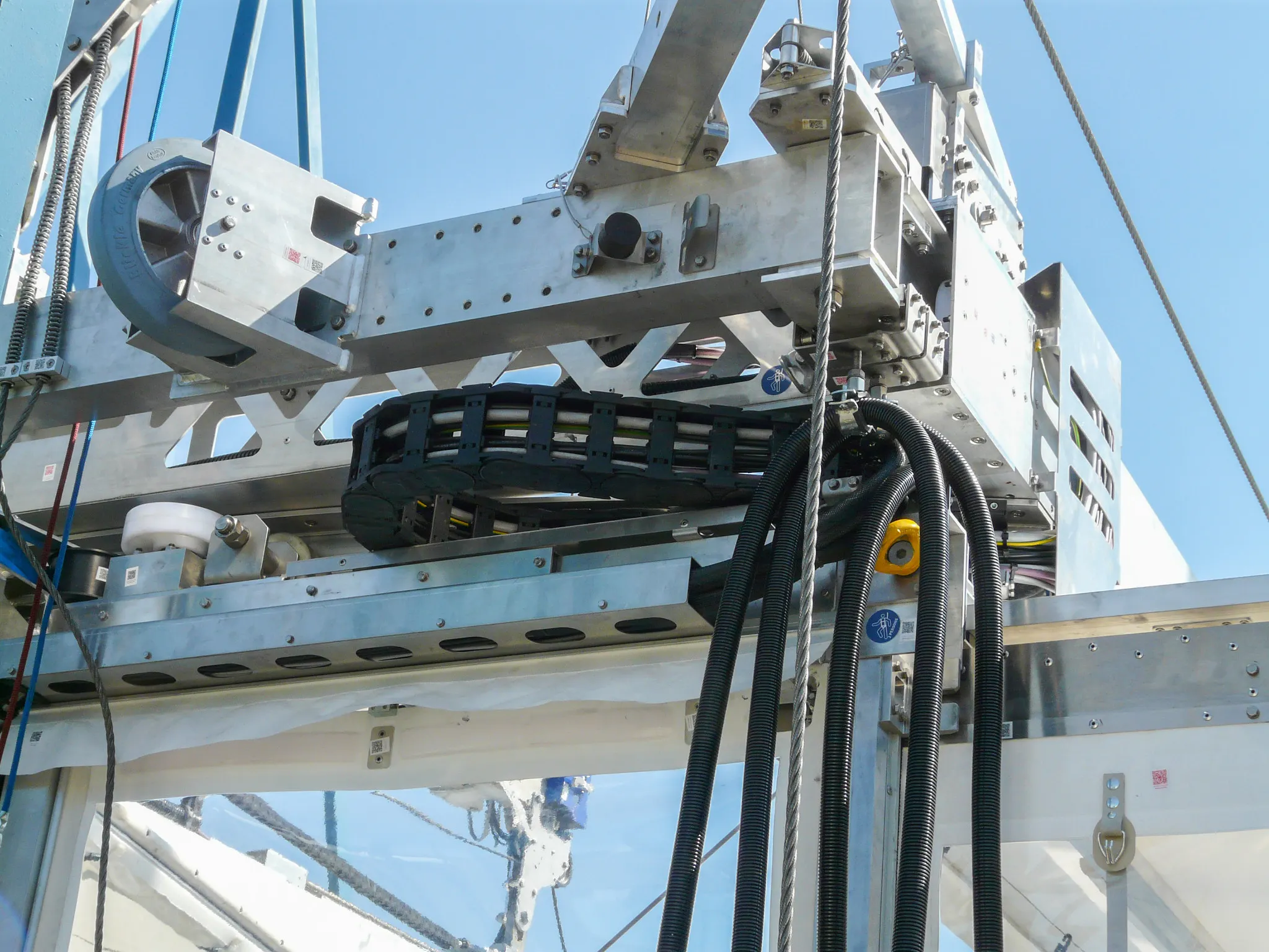 Maintenance platform for wind turbines
