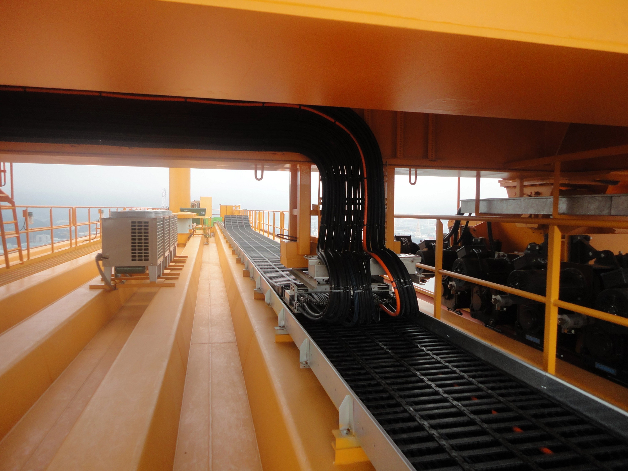 Goliath shipyard crane with energy chain