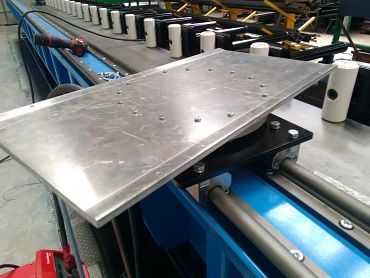 Castera - Welding station movable due to igus roller bearings