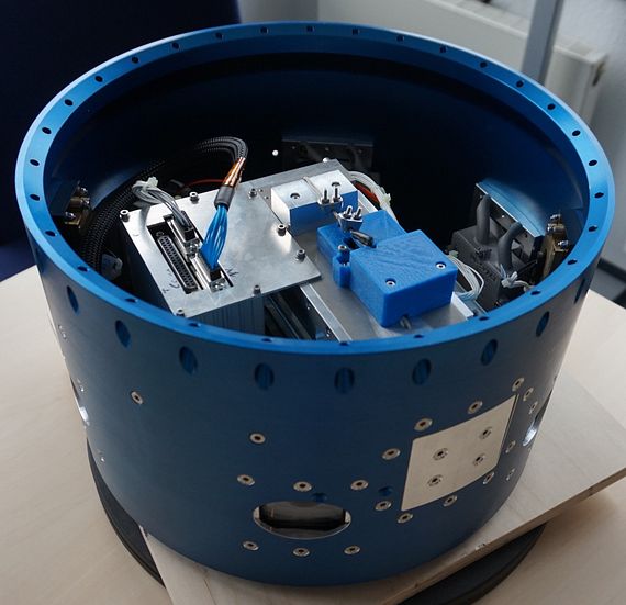 Le module fusée vu de l'intérieur : les entraînements linéaires éjectent l'objet de test par la trappe.