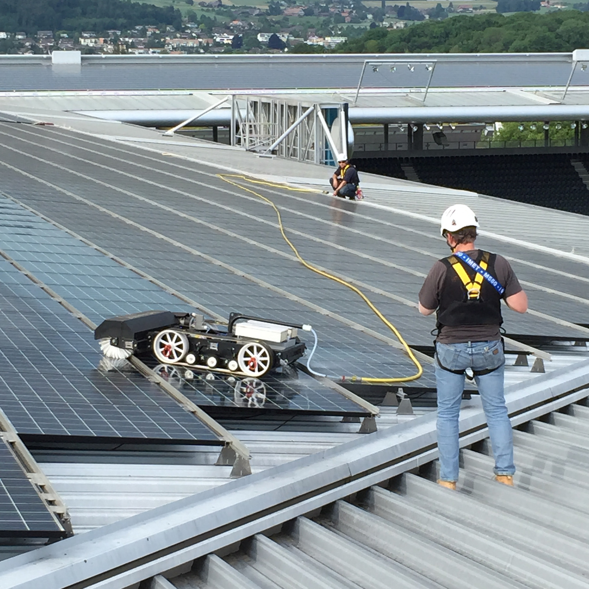 Jacket Crawler cleaning device in use