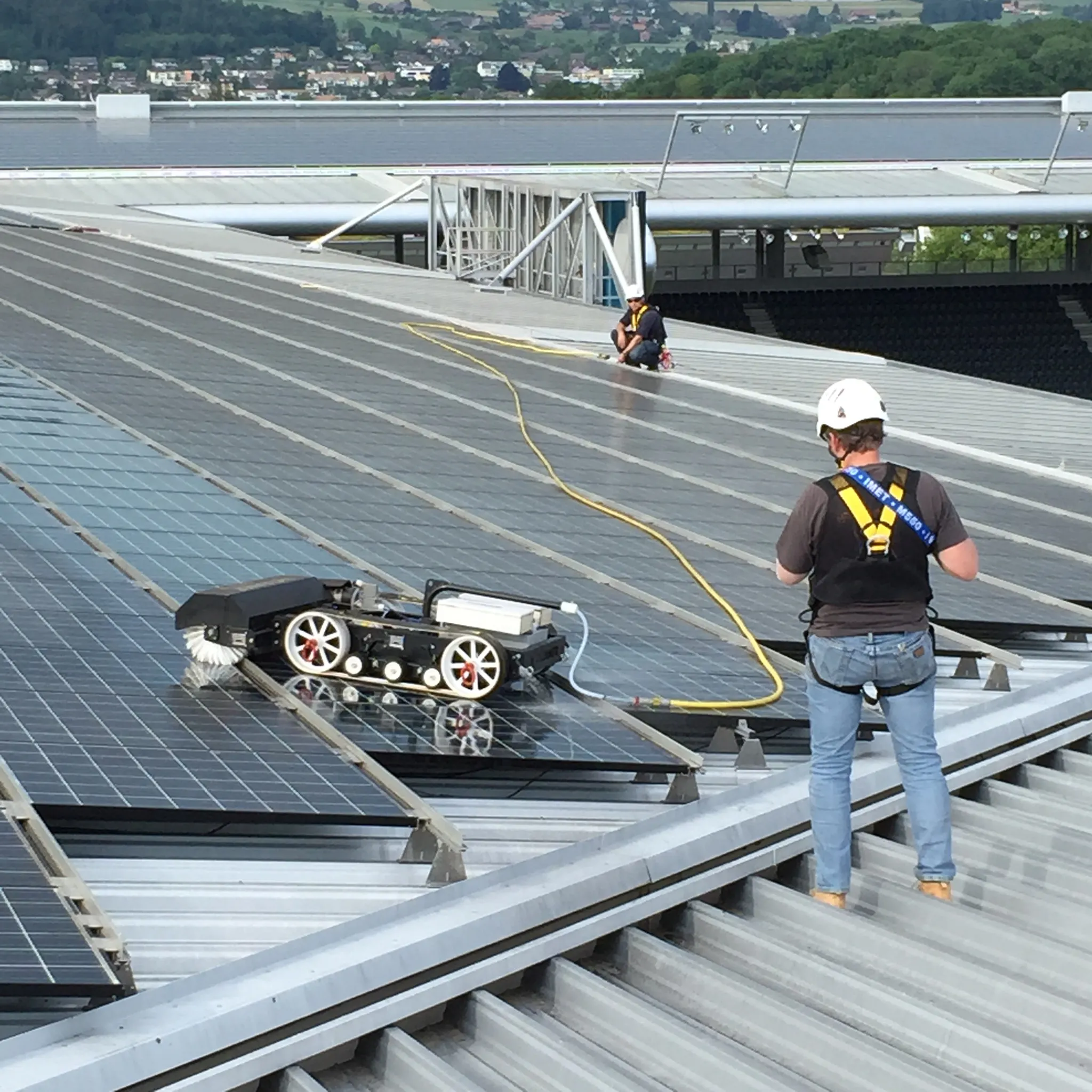 Dispositivo de limpieza Jacket Crawler en uso