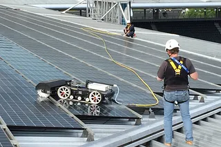 Jacket Crawler cleaning device in use