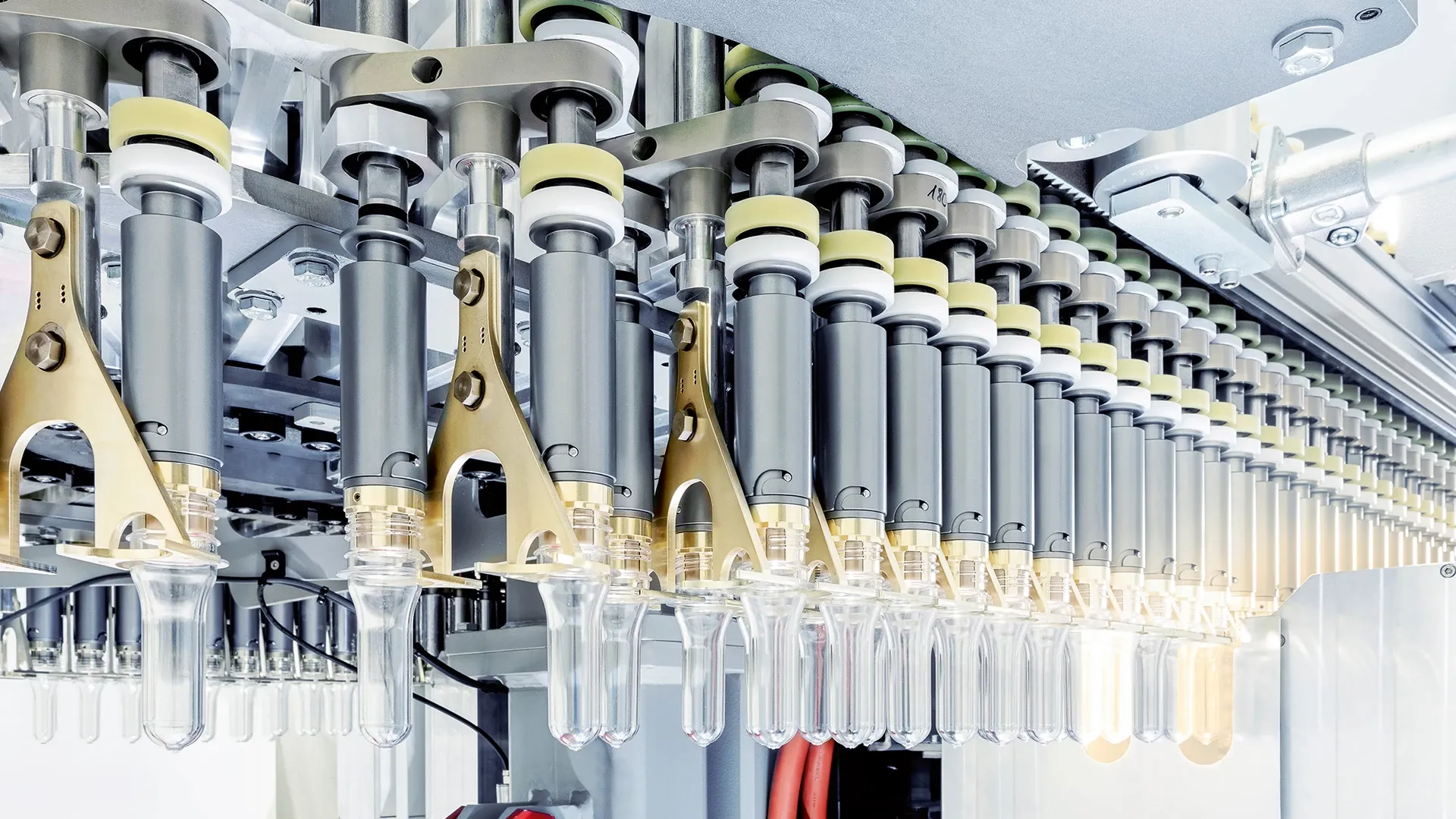 KHS社のストレッチブロー成形機に無潤滑のすべり軸受を採用 | イグス