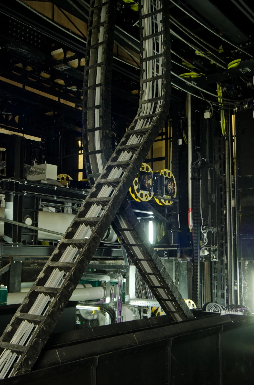 Zig-zag systems at the Cologne Opera