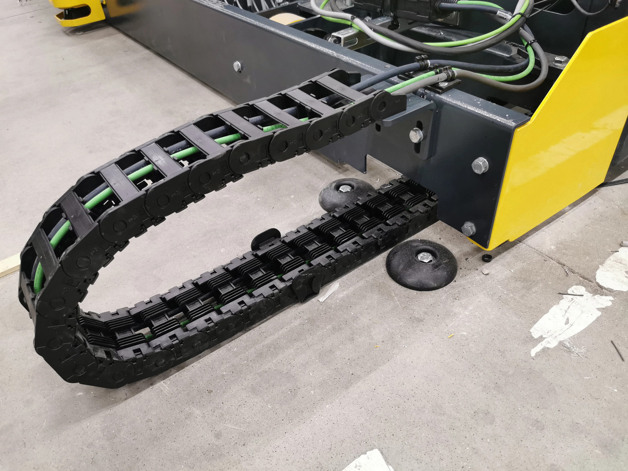 Product pusher with 16m long energy chain without guide rail | igus®