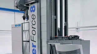 Gewichtssparende Energieketten in Fahrständer-Fräsmaschine