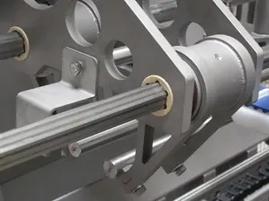 La guía hexagonal fue desarrollada como un componente personalizado, especialmente para la máquina de corte de eslabón salchicha.