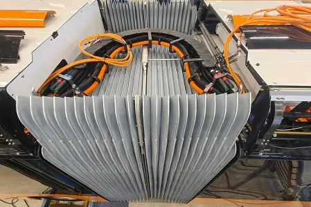 Ansicht der Gangway von oben mit e-kette und teils eingelegten Leitungen