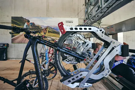 Sessellift mit montierten Bike Clips und eingehängten Mountainbikes in der Station.
