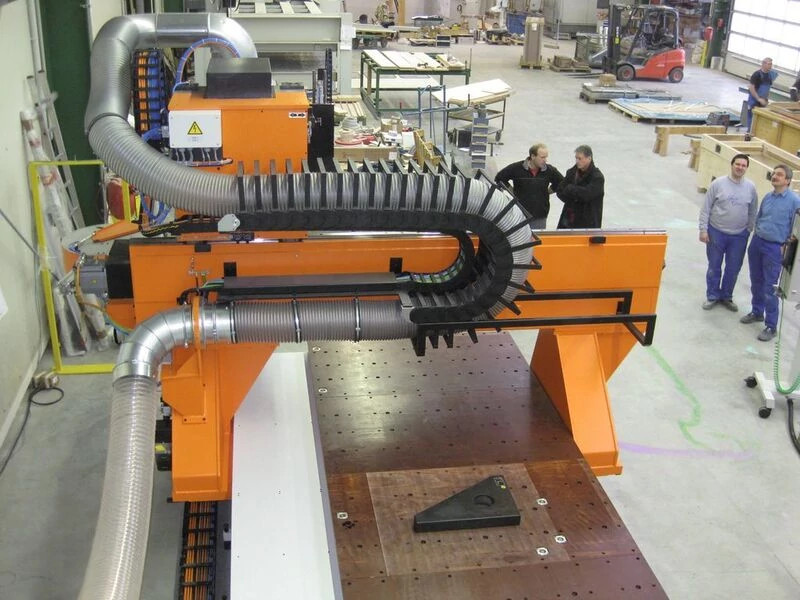 Chaîne à étriers sur une machine-outil