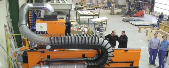 e-chain® com barras transversais extensoras em uma máquina para trabalhar madeira