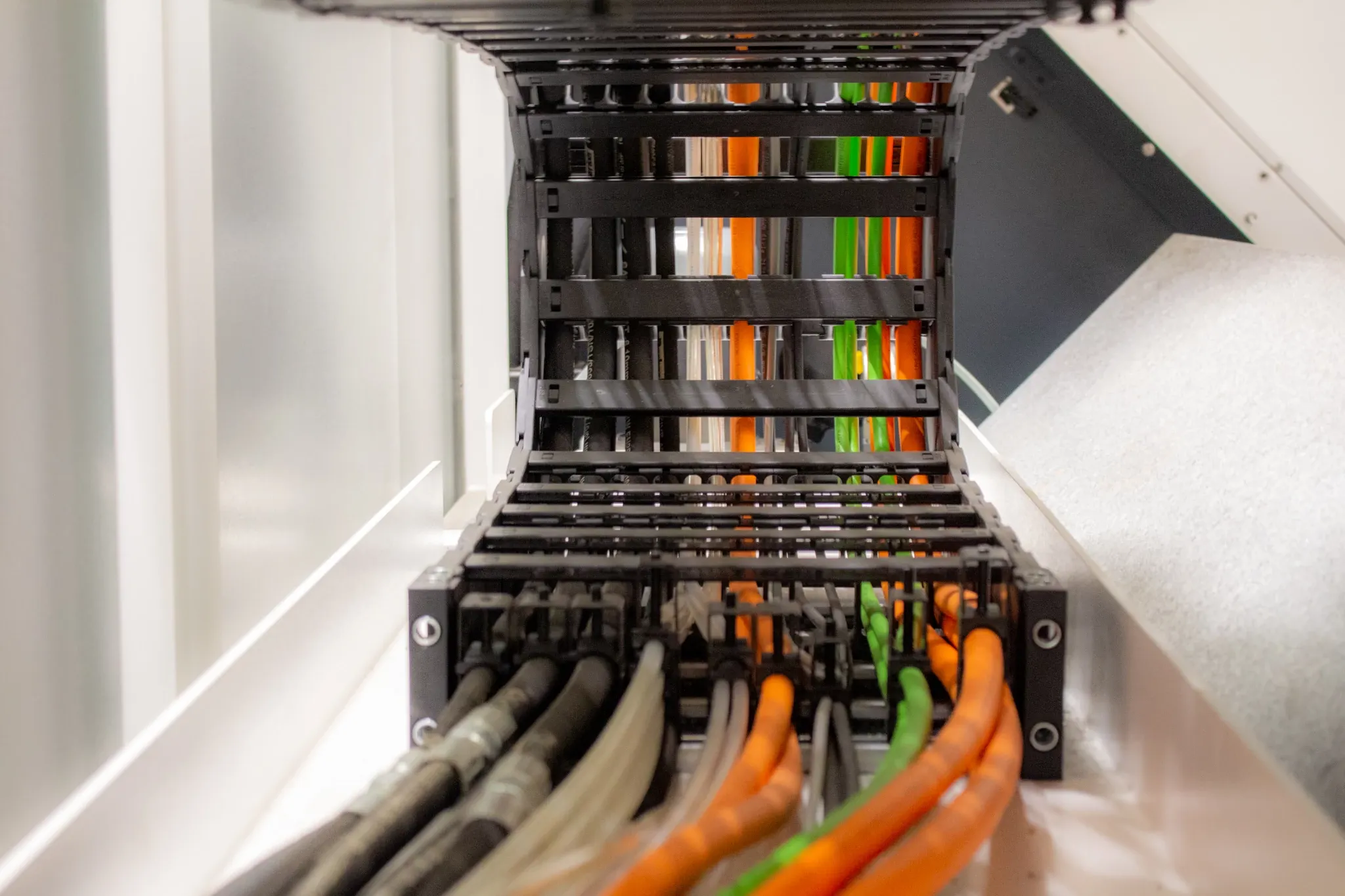 ケーブルを収納したケーブルキャリア