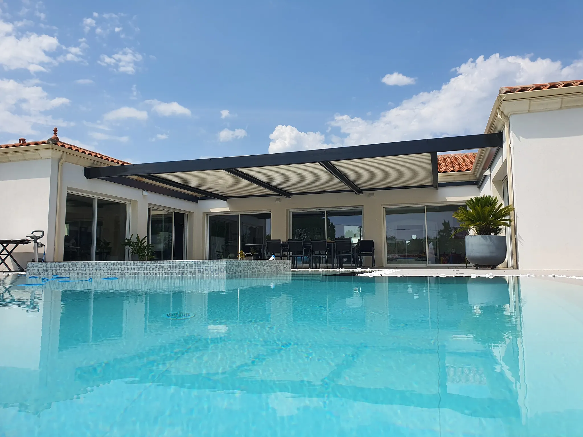 igus®遮陽簾中的輸送滾輪