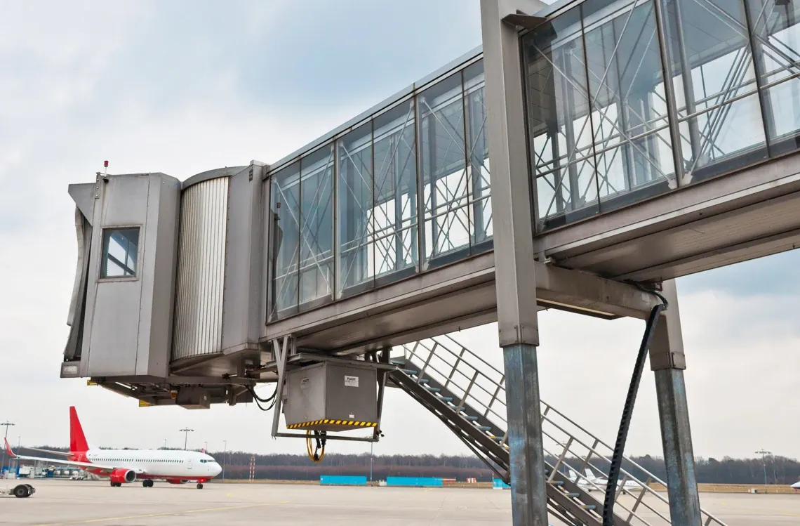 Passenger boarding bridge