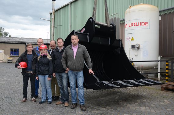 Not all buckets and grabs from L&K are as large as these - but all are characterised by extreme load capacity and long service life. Second from right: Design Engineer Roland Georgi. Third from right: Wolfgang Anderle, Managing Partner