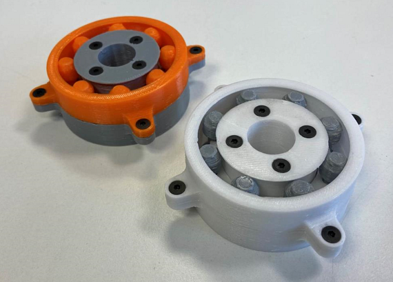 The ball bearing prototype: conventional plastic on the left, iglidur I150 on the right