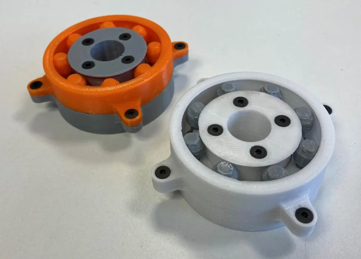 The ball bearing prototype: conventional plastic on the left, iglidur i150 on the right