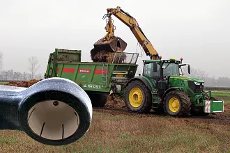 Landwirtschaftsfahrzeug mit Rockinger Anhängerkupplung