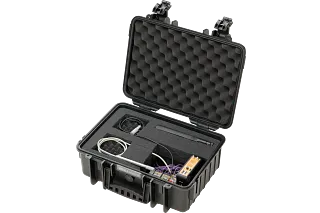 Geöffneter, robuster Industriekoffer mit Schaumstoffeinlage: i.Cee² Measurement Case (Konzeptstudie) als vollständig integrierte, sofort einsatzbereite Messplattform – Koffer öffnen, Sensor anschließen und Messdaten direkt an Maschine, Anlage oder Prüfstand erfassen und lokal analysieren; inklusive Datenspeicherung und Konnektivität (z. B. LTE/WLAN/Ethernet).