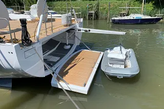 Yate Solaris con pescante de innovador diseño estructural