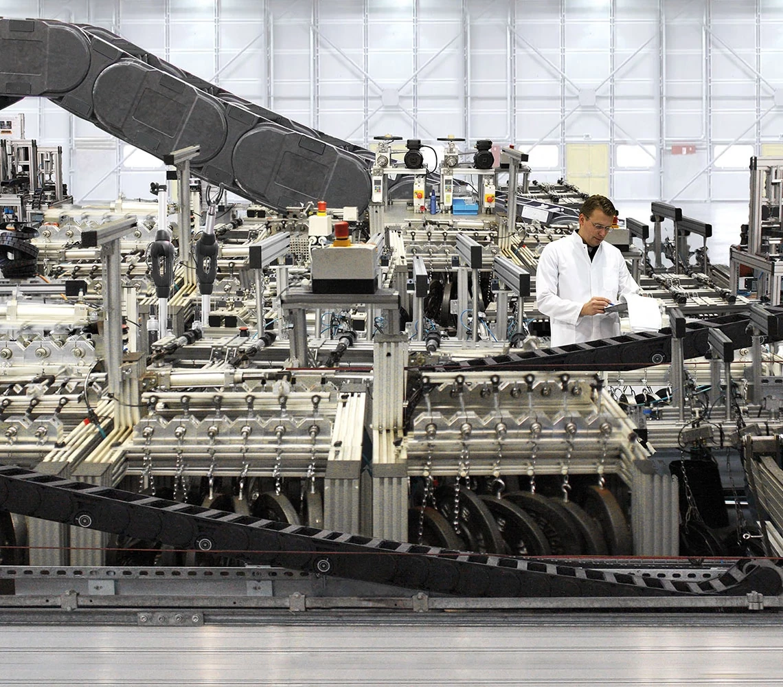 Test laboratory for igus® energy chains