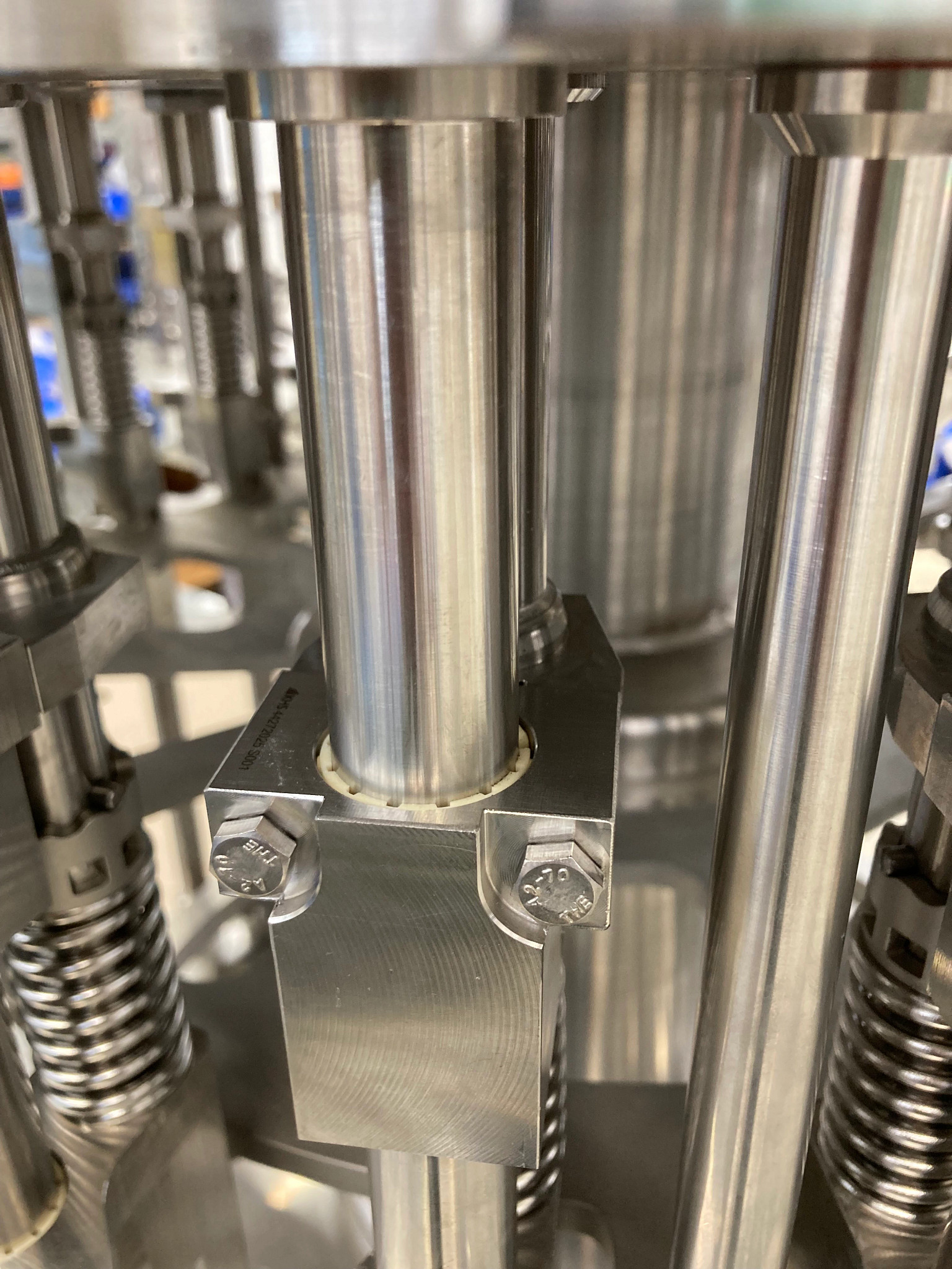 Capping units for beverage filling