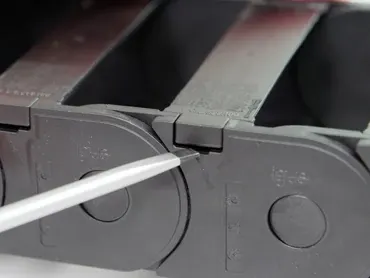 Abra la cadena girando el destornillador