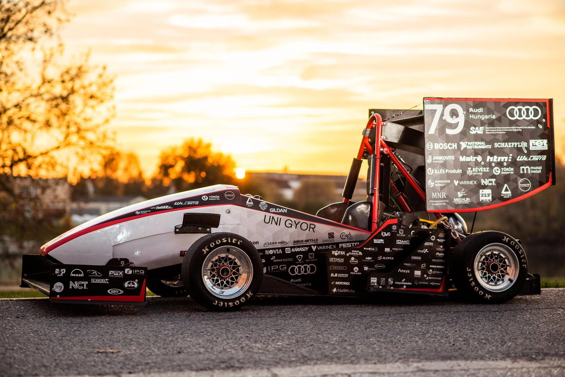carro de corrida com mancal esférico