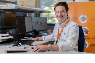 Sprzedawca igus rozmawia z klientami