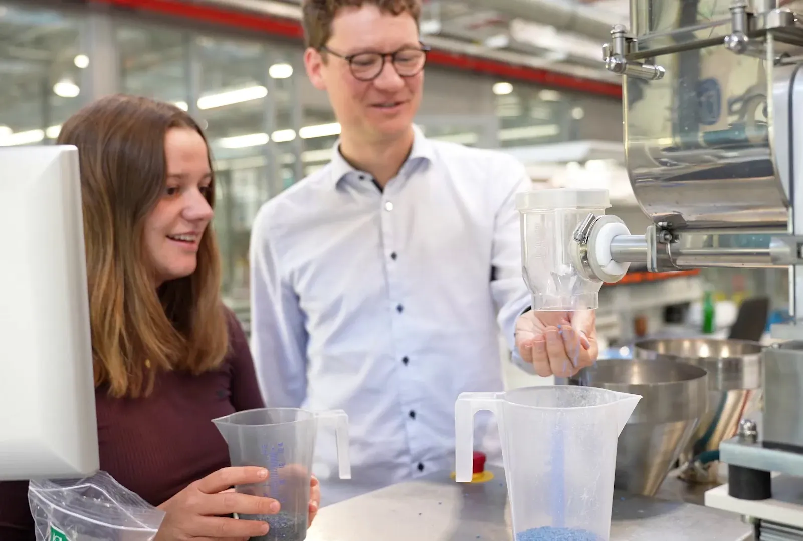 Dr. Magnus Orth und Materialentwicklerin, Lena Arnold, im igus Testlabor