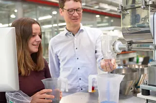 Dr. Magnus Orth und Materialentwicklerin, Lena Arnold, im igus Testlabor