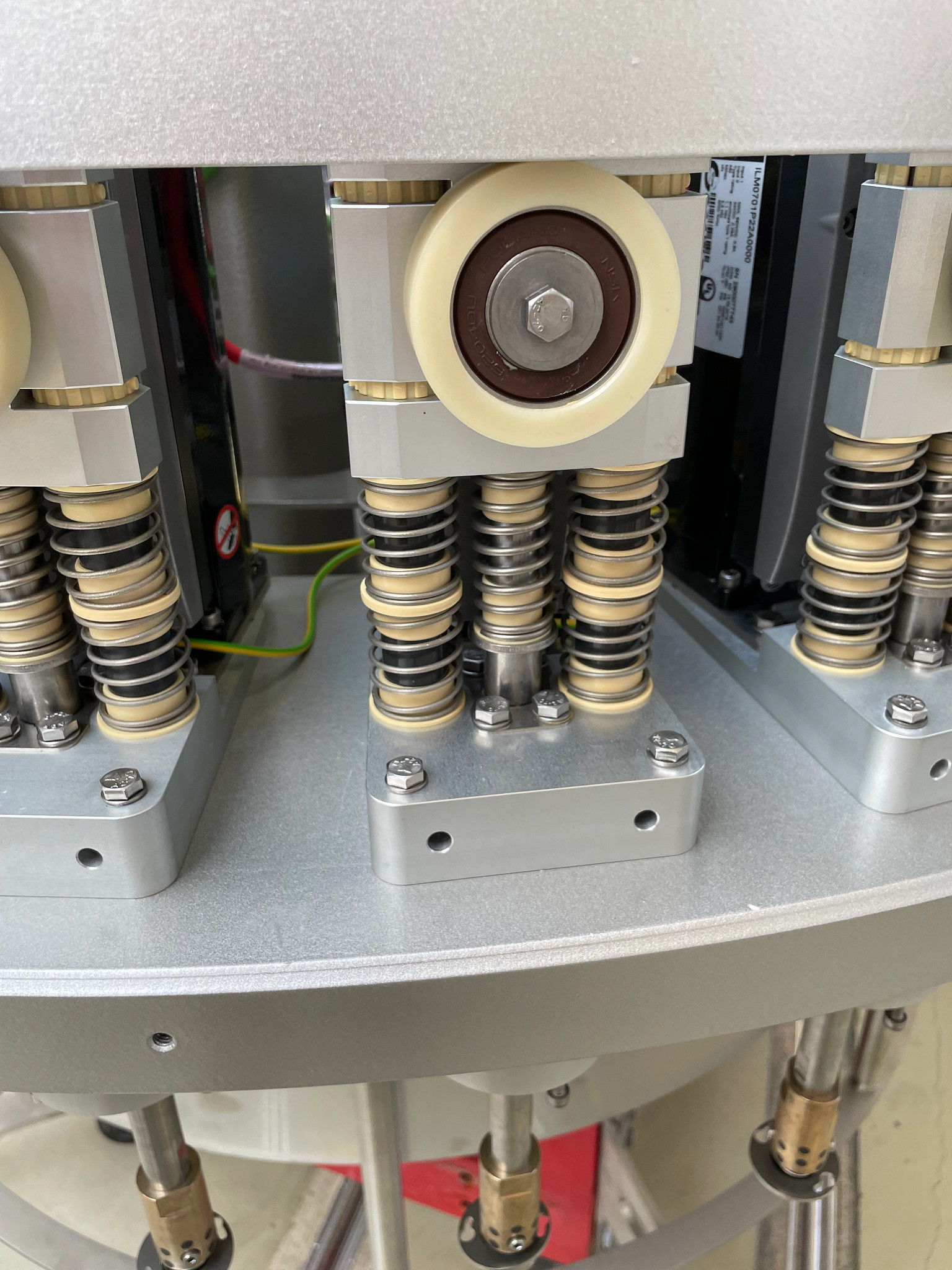 Bottle holders with iglidur plain bearings